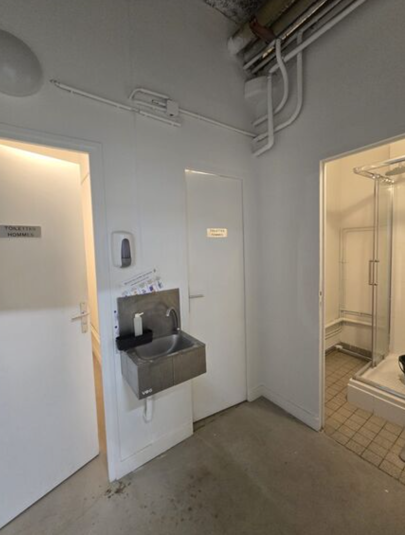 Sanitaires hommes et femmes + douche